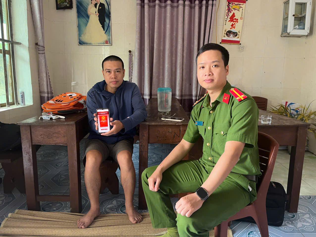 CÔNG AN XÃ NGŨ HÙNG HƯỚNG DẪN NGƯỜI DÂN THAM GIA GÓP Ý SỬA ĐỔI HIẾN PHÁP NĂM 2013 QUA ỨNG DỤNG VNEID