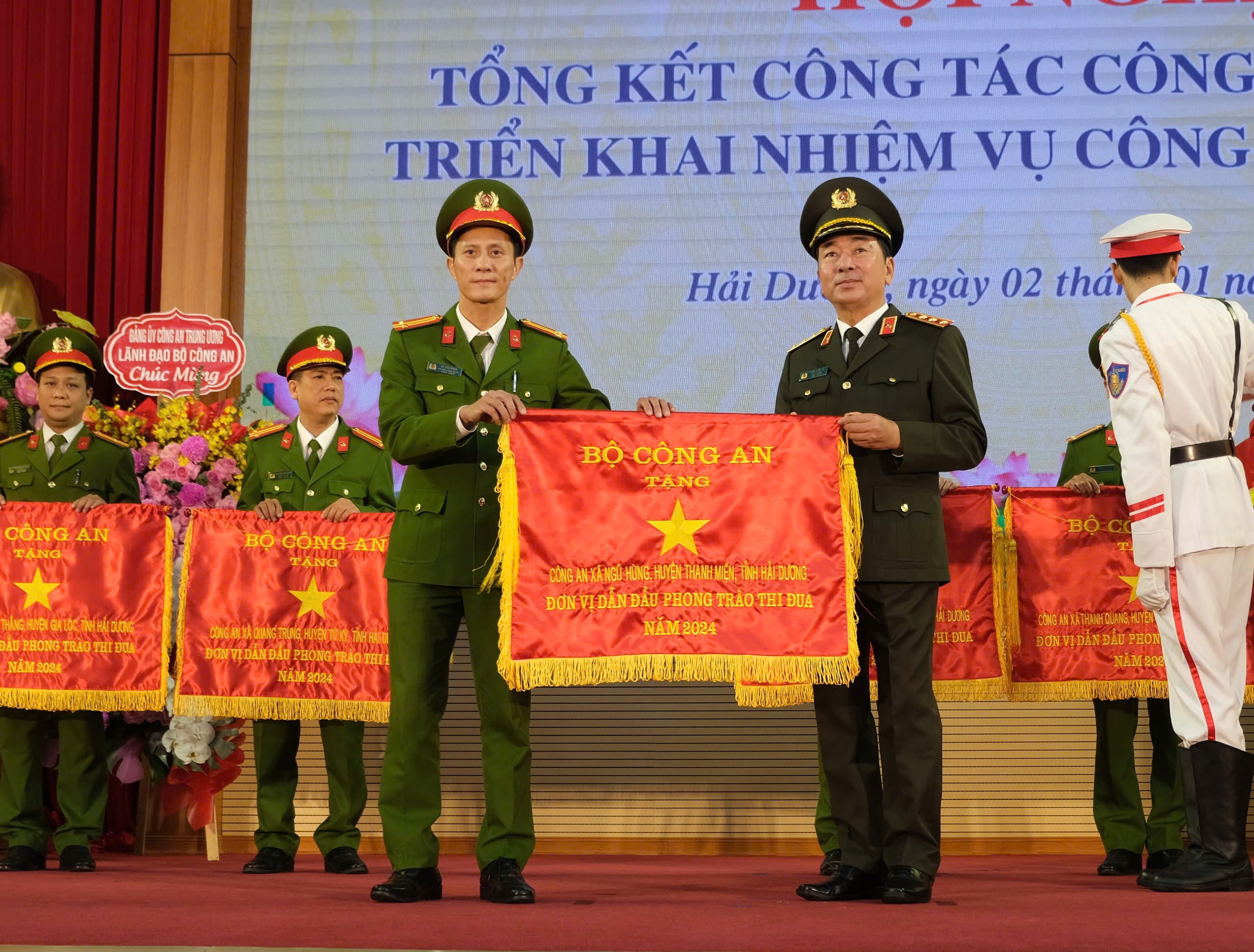 CÔNG AN XÃ NGŨ HÙNG ĐƯỢC BỘ CÔNG AN TẶNG CỜ THI ĐUA ĐƠN VỊ XUẤT SẮC NĂM 2024.